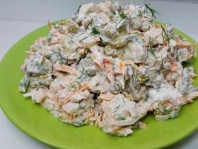 Салат с курицей и маринованными огурцами