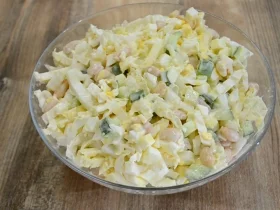 Салат из пекинской капусты с фасолью