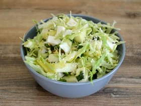 Салат из капусты с яблоком и брынзой