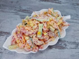 Салат с колбасой, кукурузой и овощами