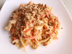 Салат с омлетом и курицей