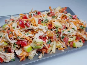 Салат с курицей, морковью и яблоком