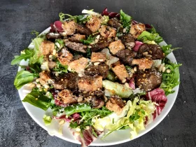 Салат с печенью и чесночными гренками