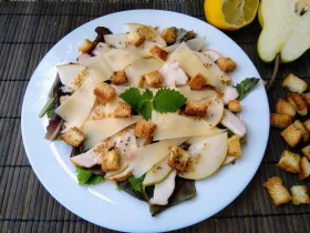 Салат с копченой курицей и грушей