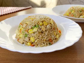 Рис по-тайски с курицей и овощами