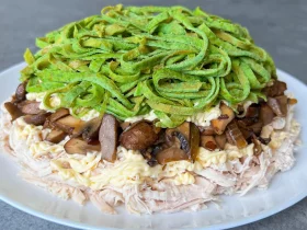 Салат с курицей, грибами и блинчиками