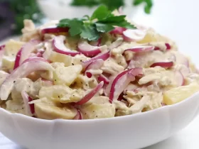 Салат с курицей, ананасами и маринованным луком
