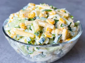 Салат с кукурузой, огурцом и сыром
