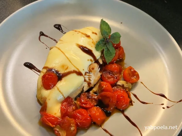 Курица с моцареллой и черри на сковороде Курица с моцареллой и черри на сковороде