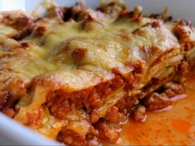 Кабачки с фаршем под сыром