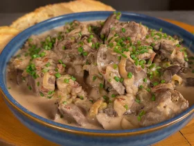 Куриная печень в сметанном соусе