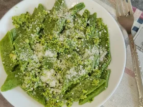 Домашняя шпинатная паста с соусом