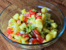 Сальса из ананаса с овощами