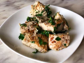 Тушёная индейка с чесноком и петрушкой