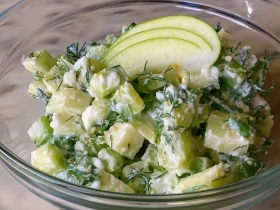 Салат с огурцом, яблоком и фетой