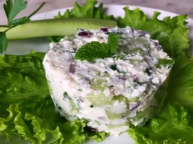 Салат с фетой и огурцом