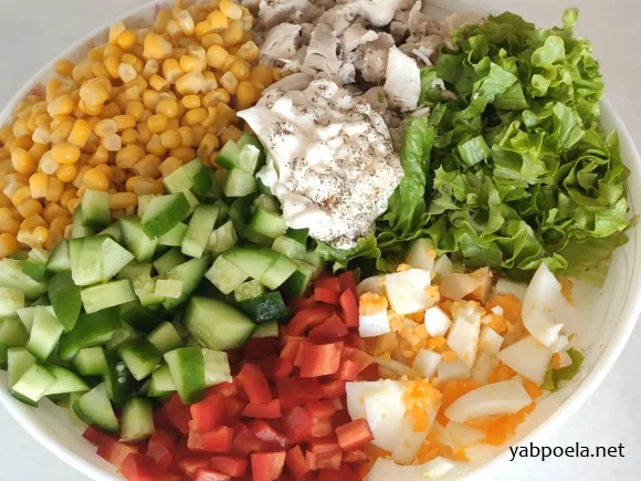 Салат с курицей, кукурузой и овощами Салат с курицей, кукурузой и овощами