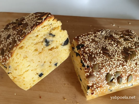 Сырный кекс с оливками и чесноком