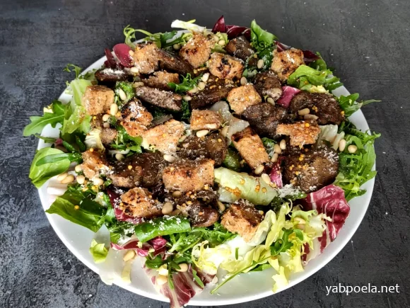Салат с куриной печенью и чесночными гренками