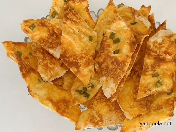 Чипсы из лаваша с сыром и луком