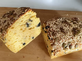 Сырный кекс с оливками и чесноком