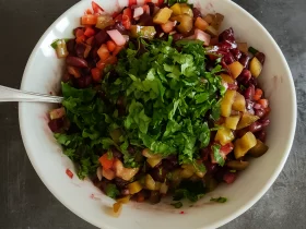 Салат из запеченных овощей с фасолью