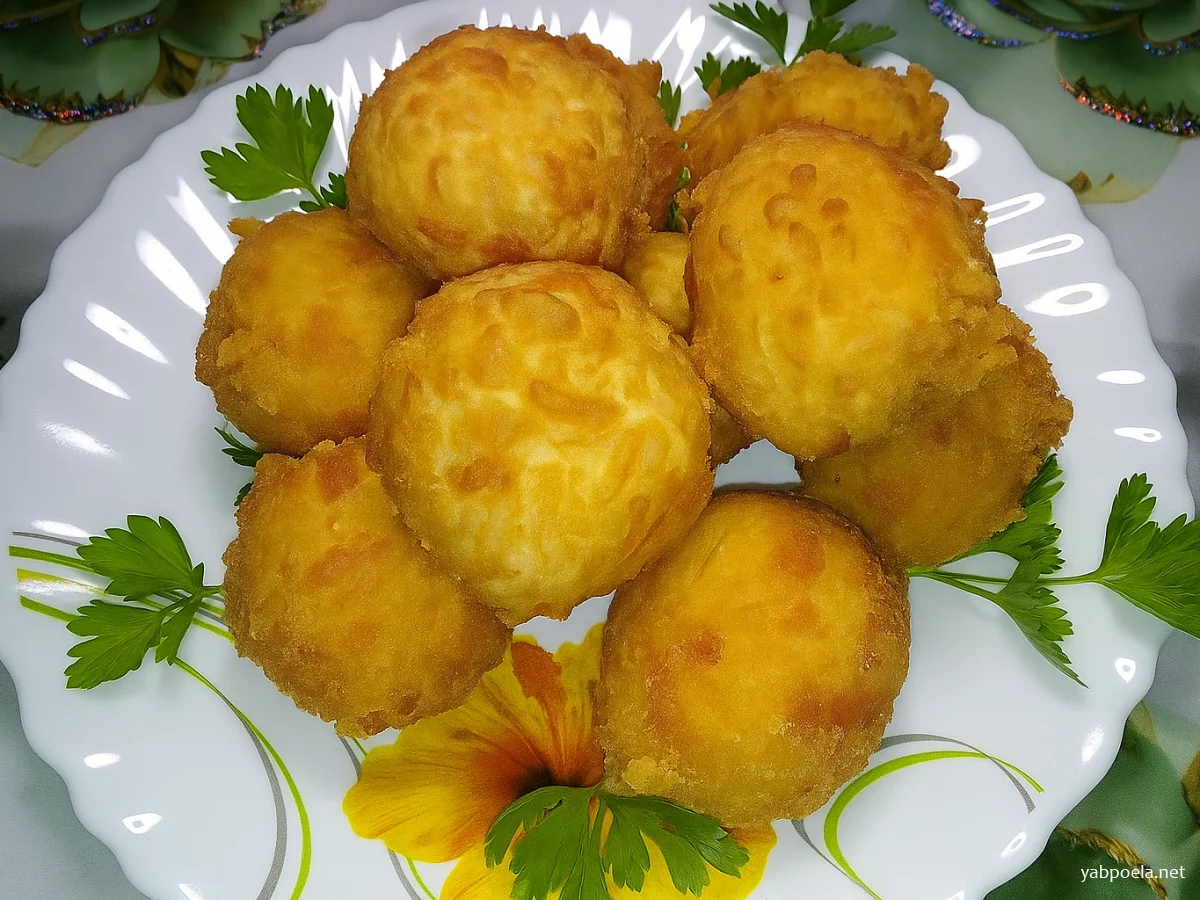 Золотистые сырные шарики с сюрпризом (жареные во фритюре)