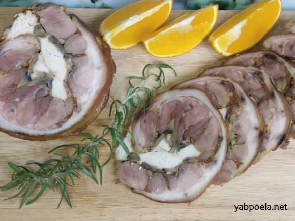 Рулет из свиной рульки с курицей и грибами (Праздничная ветчина)