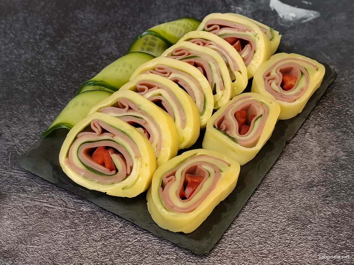 Праздничный сырный рулет с мясной нарезкой и овощами