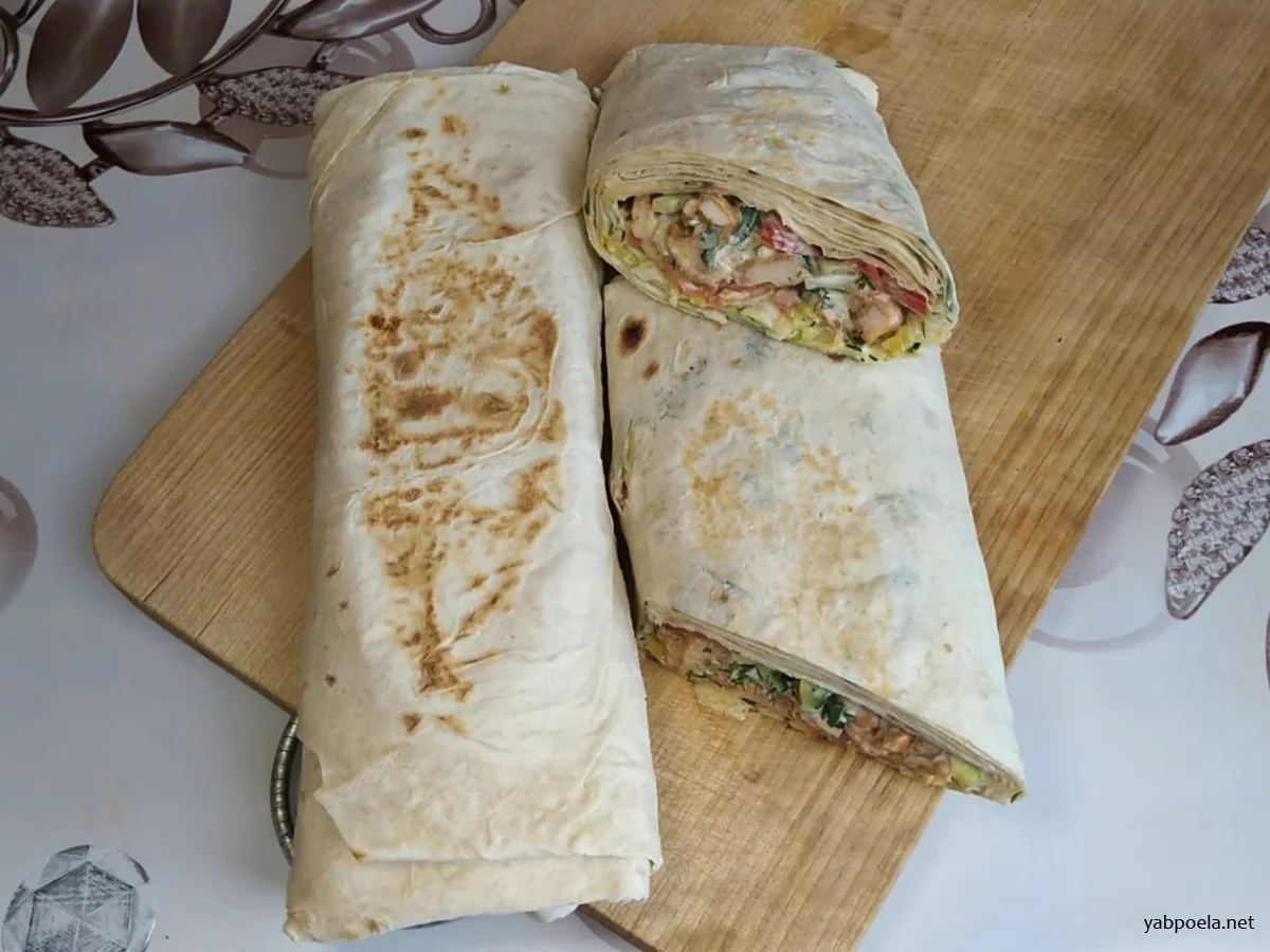 Сочная домашняя шаурма с курицей и двумя видами соуса