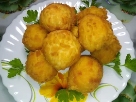 Золотистые сырные шарики с сюрпризом (жареные во фритюре)