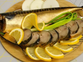 Маринованная скумбрия в луковой шелухе и чае