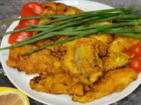 Минтай в кляре — нежная рыба с золотистой корочкой