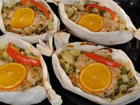 Горбуша, запеченная в лодочках с овощами и апельсином