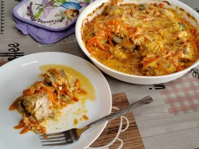 Минтай в духовке со сметаной и овощами