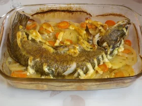 Щука, запеченная целиком с картофелем и овощами (Постный рецепт)