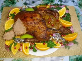 Утка фаршированная яблоками в апельсиновом маринаде (сочная и нежная)