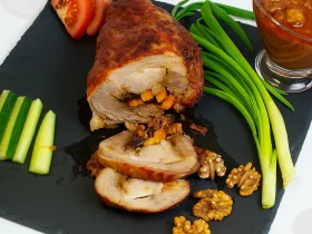 Фаршированная голень индейки с черносливом и морковью (праздничная подача)