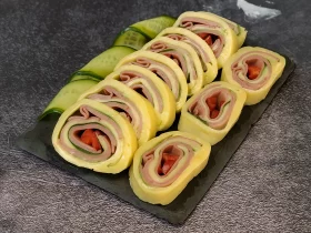 Праздничный сырный рулет с мясной нарезкой и овощами