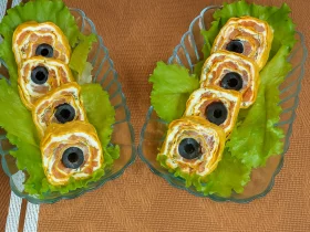 Рулет из лаваша с красной рыбой, сыром и маслинами: идеальная закуска