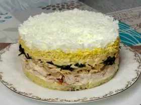 Праздничный слоеный салат "Снежная королева"