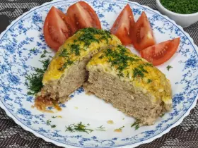 Мясные «стожки» с картофелем и соленым огурцом под сырной шапочкой