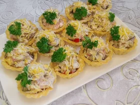 Салат с курицей, баклажанами и грибами в тарталетках