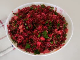 Салат из свёклы с киноа и гранатом