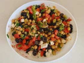 Салат из нута с авокадо и фетой