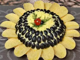 Салат Подсолнух с копченой курицей и чипсами