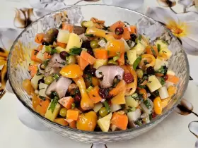 Яркий и полезный салат "Таежный" с грибами и клюквой