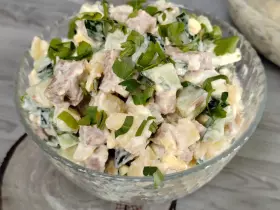 Сытный мясной салат с говядиной и свежим огурцом