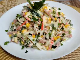 Крабовый салат с «секретом» и свежим огурцом