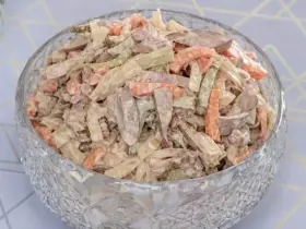 Нежный салат "Обжорка" с куриной печенью и соленым огурцом